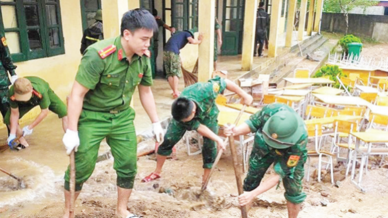 Công an cùng bộ đội biên phòng ở xã Yên Khương dọn dẹp vệ sinh trường học sau mưa lũ. (Ảnh ML) tintuc-4-1633.png