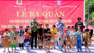 Thứ trưởng Công an Phạm Thế Tùng và Bí thư Tỉnh ủy Nghệ An Nguyễn Đức Trung tặng quà động viên các cháu học sinh xã Mỹ Lý.