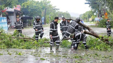 Cán bộ, chiến sĩ Trung đoàn Cảnh sát Cơ động Bắc Trung Bộ tích cực tham gia khắc phục hậu quả bão số 5.