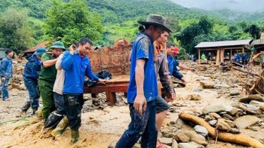 Đoàn viên, thanh niên là một trong những lực lượng chủ lực trong khắc phục hậu quả mưa lũ sau bão số 3 ở Nghệ An.
