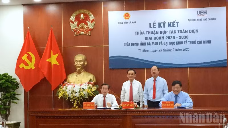 Chủ tịch Ủy ban nhân dân tỉnh Cà Mau Phạm Thành Ngại (bìa phải) ký kết hợp tác với Đại học Kinh tế Thành phố Hồ Chí Minh vào sáng 25/9.