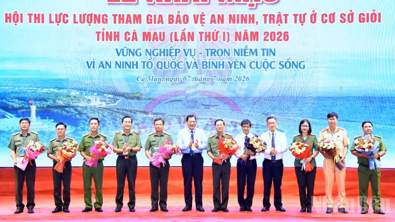 Ban Chỉ đạo Hội thi cấp tỉnh tặng hoa chúc mừng Ban Giám khảo và Tổ Thư ký hội thi.
