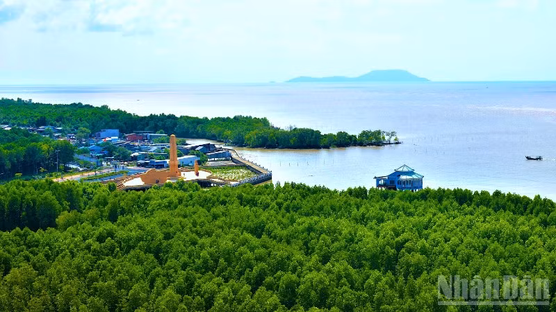 Một góc tuyến đường bộ Hồ Chí Minh, đoạn thuộc xã Đất Mũi, tỉnh Cà Mau nhìn ra cụm đảo Hòn Khoai, tương lai có cảng lưỡng dụng và cầu vượt biển dài nhất cả nước.
