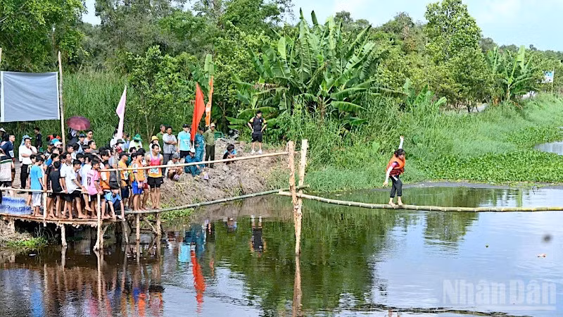 Du khách tham gia hoạt động trải nghiệm tại khu dịch vụ Vườn quốc gia U Minh hạ, tỉnh Cà Mau.