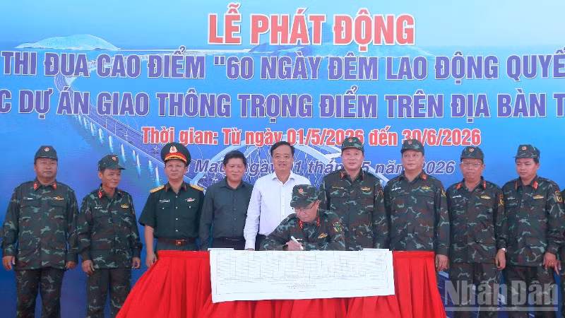 Đại diện các đơn vị thi công tại 3 dự án trọng điểm về giao thông ký cam kết thi đua “60 ngày đêm lao động quyết thắng” trước sự chứng kiến của lãnh đạo cấp ủy, chính quyền tỉnh Cà Mau.