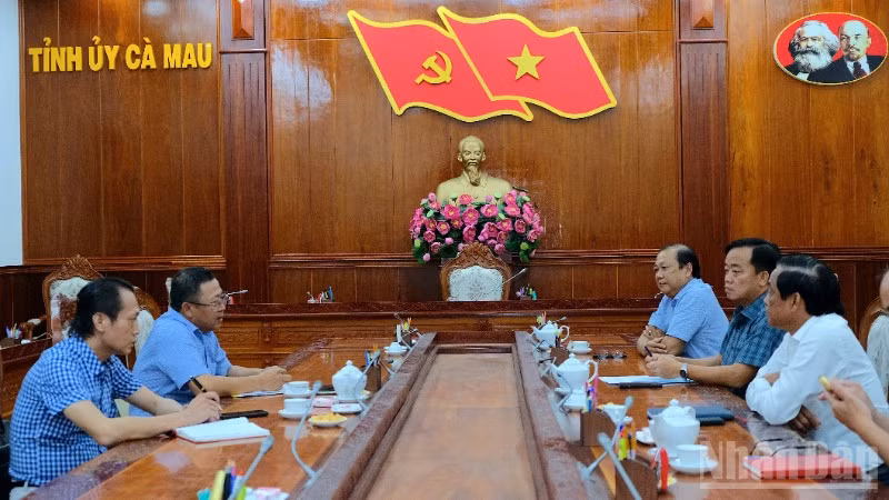 Quang cảnh buổi làm việc giữa Báo Nhân Dân với Thường trực Tỉnh ủy Cà Mau vào chiều 13/5.
