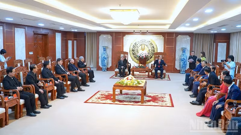 Quang cảnh buổi gặp gỡ giữa Đặc sứ của Đức Thánh Cha Leo XIV, cùng đoàn đại biểu Tòa Thánh Vatican với lãnh đạo tỉnh Cà Mau.