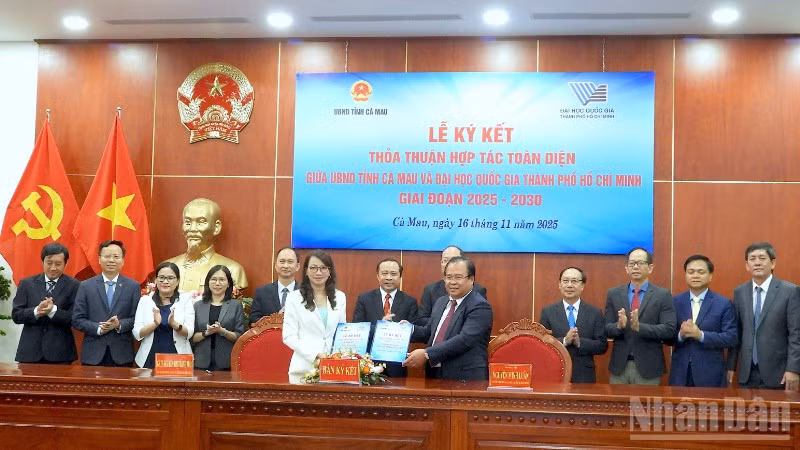 Đại diện lãnh đạo Ủy ban nhân dân tỉnh Cà Mau (bên phải) và Đại học Quốc gia Thành phố Hồ Chí Minh ký kết hợp tác vào sáng 16/11.