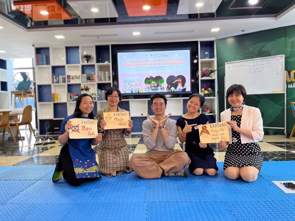 Một buổi tập huấn, bồi dưỡng kỹ năng cho nhân viên y tế học đường do Dự án An toàn cho trẻ CHIR phối hợp với nhóm Sân khấu diễn đàn Chơi Với Nhức Nhối và Happy School của Eurasia Learning Institute đồng tổ chức tại Hà Nội vào tháng 3/2025. 