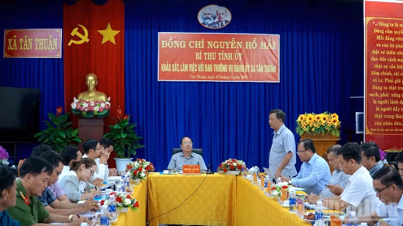 Quang cảnh buổi làm việc của Bí thư Tỉnh ủy Cà Mau và đoàn công tác của Tỉnh ủy tại xã Tân Thuận. 
