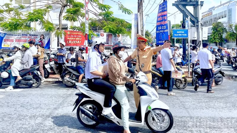 Cảnh sát giao thông Cà Mau điều tiết, phân luồng giao thông để tạo điều kiện cho các thí sinh hôm diễn ra kỳ thi.