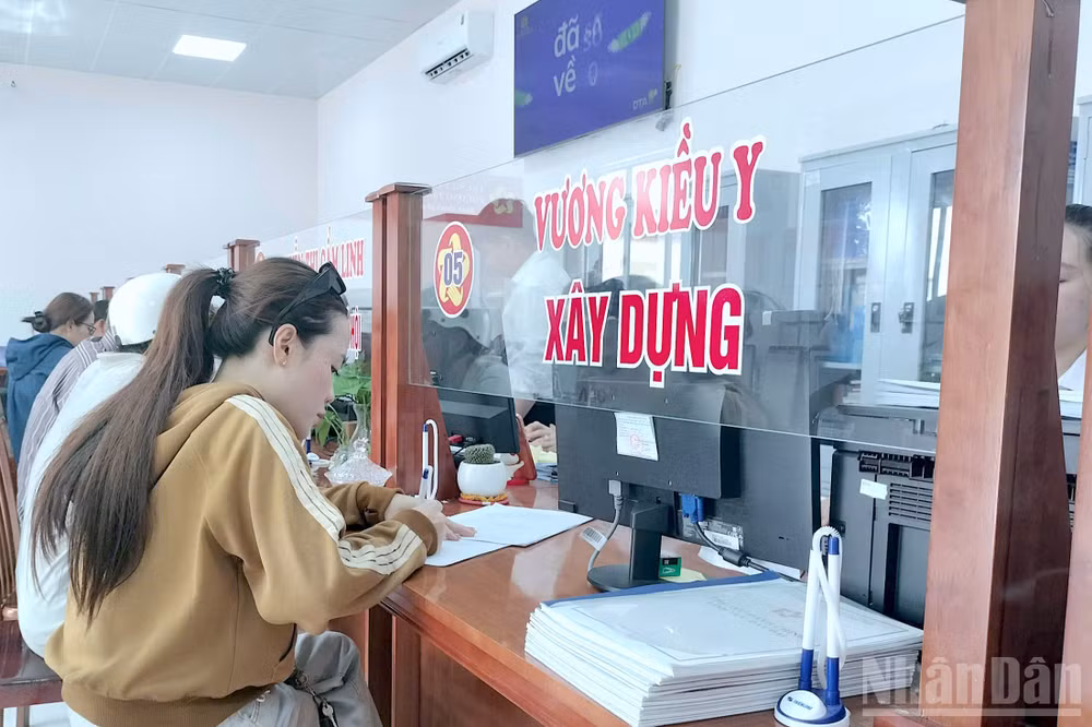 Sự hài lòng của người dân khi đến giao dịch tại bộ phận một cửa phường Tân Thành chính là thước đo thực tế cao nhất cho hiệu quả của việc áp dụng KPI.