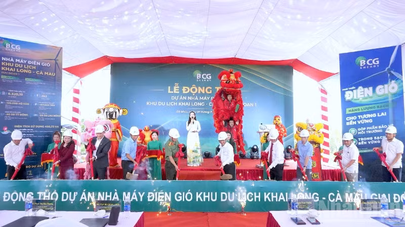 Lãnh đạo tỉnh Cà Mau và chủ đầu tư thực hiện nghi thức động thổ Dự án Nhà máy điện gió Khu du lịch Khai Long-Cà Mau Giai đoạn 1.