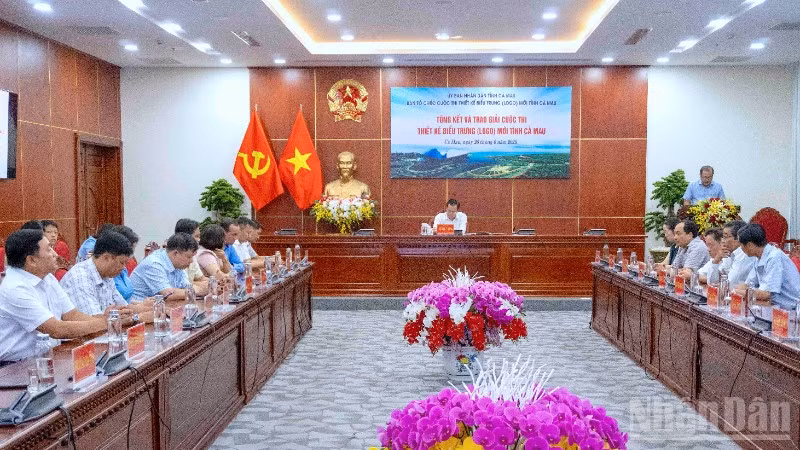 Quang cảnh lễ tổng kết và trao giải cho các tác phẩm xuất sắc cuộc thi thiết kế biểu trưng (logo) mới tỉnh Cà Mau.