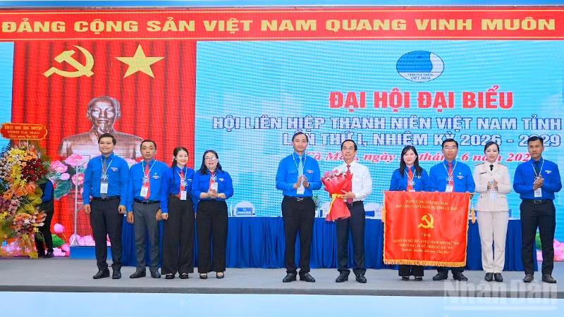Đại diện lãnh đạo Tỉnh ủy Cà Mau trao tặng tuổi trẻ tỉnh nhà bức trướng mang dòng chữ: “Đoàn kết-Bản lĩnh-Khát vọng-Cống hiến" nhân dịp đại hội.