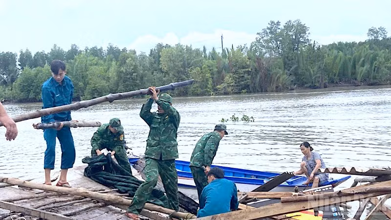 Cán bộ, chiến sĩ Đồn Biên phòng Đất Mũi cùng các lực lượng có liên quan tại địa phương giúp dân khắc phục hậu quả vì sạt lở đất.