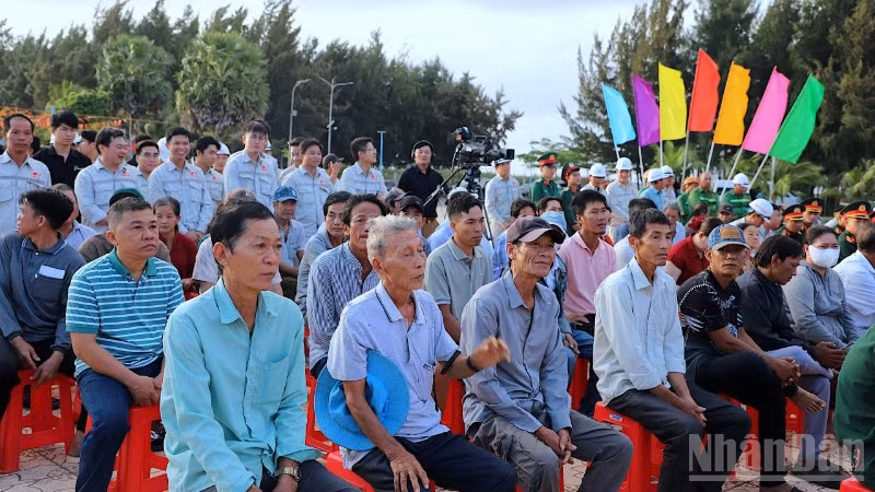Đông đảo cử tri có mặt từ sớm tại Điểm bỏ phiếu số 9, ấp Khai Long, xã Đất Mũi, tỉnh Cà Mau.