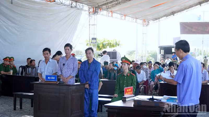 Tòa án nhân dân tỉnh Cà Mau xét xử lưu động nhóm bị cáo “Tổ chức cho người khác xuất cảnh trái phép”.