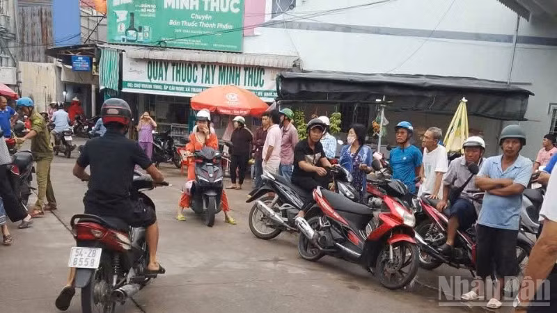 Người dân hiếu kỳ tụ tập gần hiện trường vụ án mạng tại ấp Cái Ngay, xã Thanh Tùng, tỉnh Cà Mau.