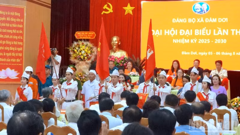 Nghi thức chào mừng đại hội của các cháu thiếu nhi xã Đầm Dơi.
