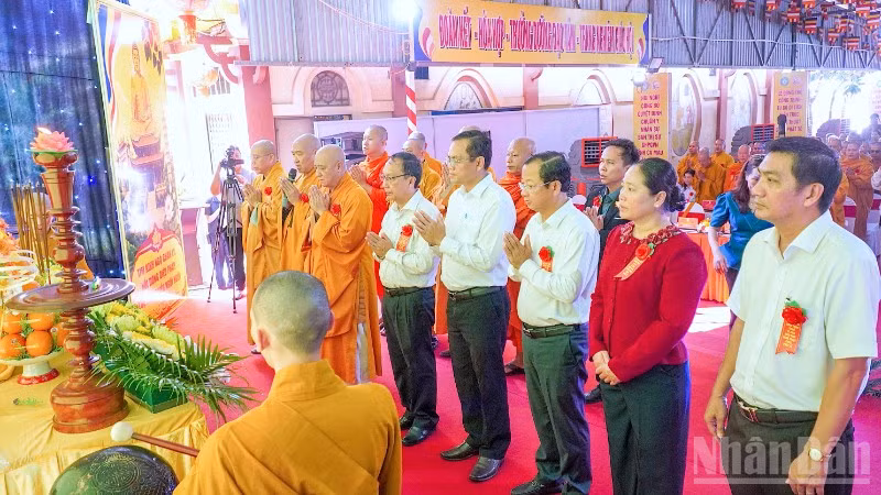 Các đại biểu thực hiện nghi thức động thổ công trình tu bổ Di tích quốc gia chùa Phật Tổ tại Cà Mau.