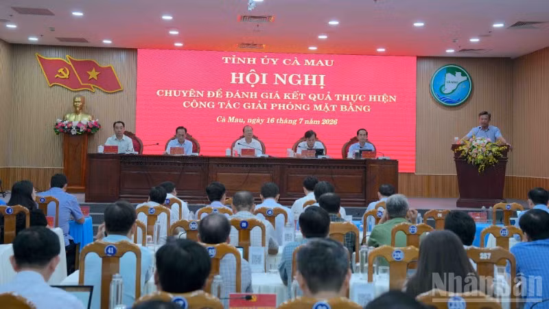 Hội nghị chuyên đề tại Cà Mau có sự tham dự của người đứng đầu các ban, sở, ngành và cấp ủy, chính quyền các địa phương trong tỉnh.