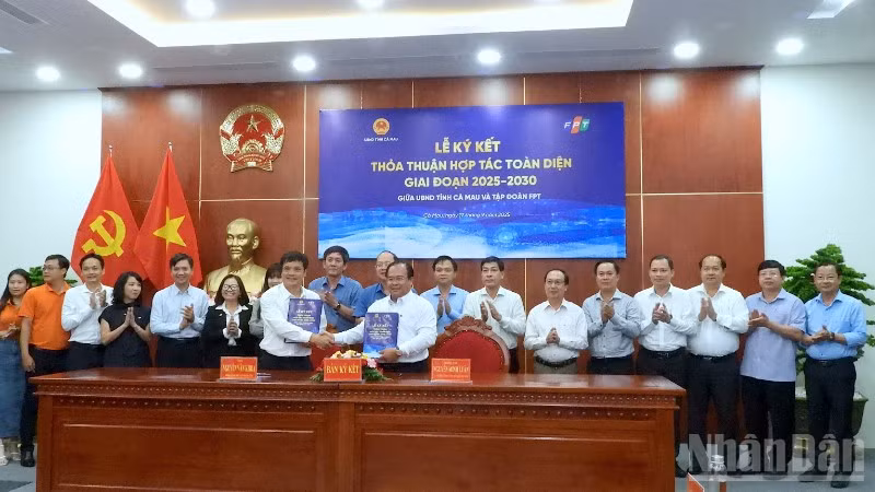 Nghi thức ký kết thỏa thuận hợp tác toàn diện giữa Ủy ban nhân dân tỉnh Cà Mau và Tập đoàn FPT. 