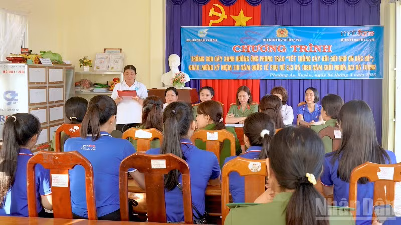 Quang cảnh chương trình hưởng ứng Tết trồng cây của Phụ nữ Công an tỉnh Cà Mau cùng các đơn vị phối hợp.