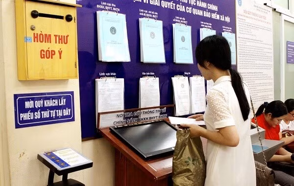 Người dân lấy số thực hiện các thủ tục chuyển đổi Bảo hiểm Y tế tại các trụ sở phường/xã. Nguồn: CAND