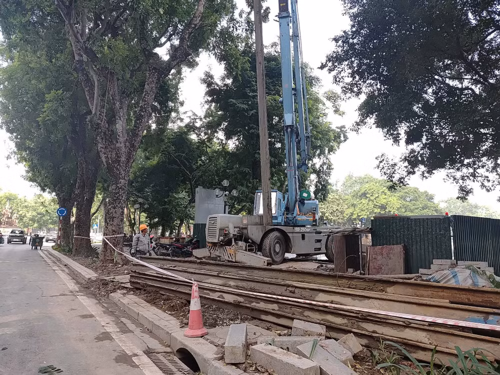 Đơn vị thi công triển khai đấu nối tuyến cống thoát nước dọc phố Quang Trung và hồ Thiền Quang. Ảnh: VĂN HỌC