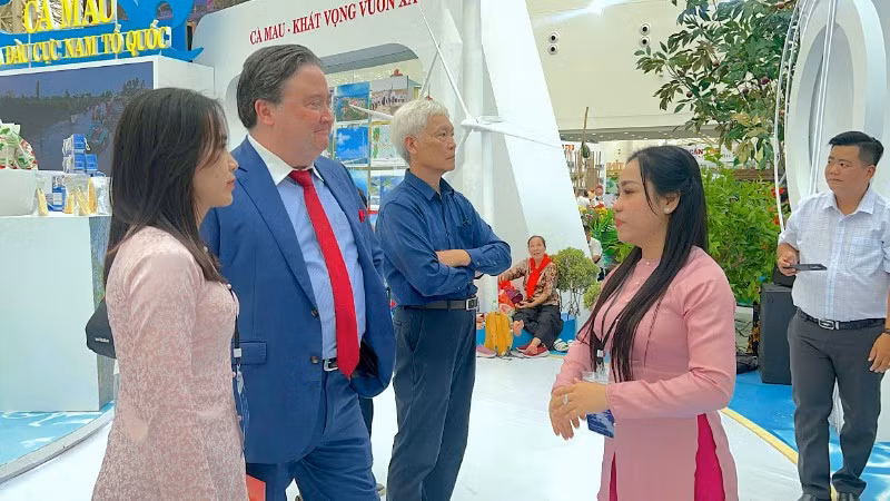 Ngài Marc E. Knapper, Đại sứ Hoa Kỳ tại Việt Nam (đeo cà vạt đỏ) ghé không gian trưng bày của tỉnh Cà Mau tại triển lãm.