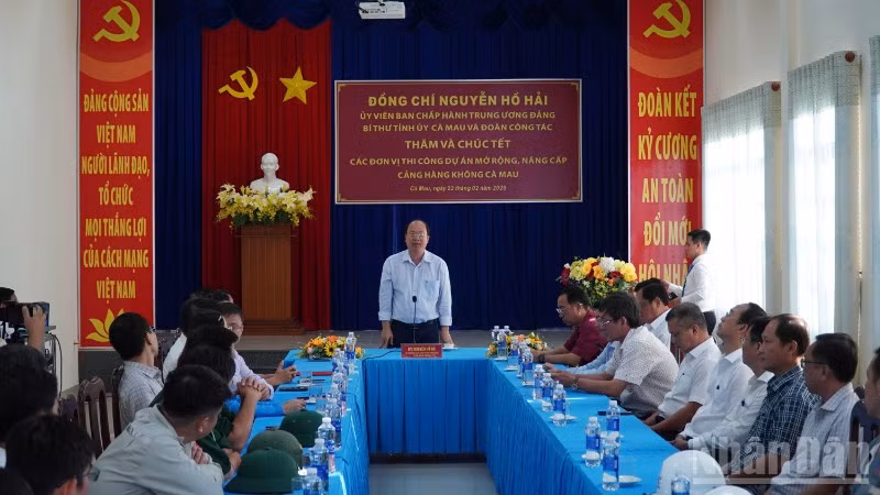 Ủy viên Trung ương Đảng, Bí thư Tỉnh ủy Nguyễn Hồ Hải (đứng) làm việc với đơn vị thi công Dự án nâng cấp Cảng Hàng không Cà Mau vào chiều muộn 23/2.