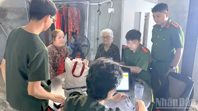 Cán bộ Phòng Cảnh sát quản lý hành chính về trật tự xã hội Công an tỉnh Cà Mau đến tận nhà thu thập thông tin thân nhân liệt sĩ.