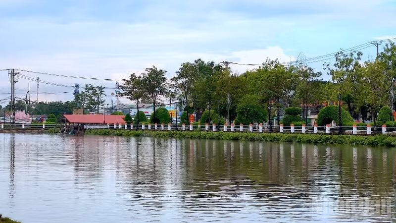 Một khu vực ven sông xã Đầm Dơi, tỉnh Cà Mau xanh, sạch trước kỷ niệm 80 năm Ngày Quốc khánh.