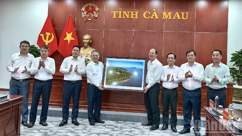 Bí thư Tỉnh ủy Cà Mau Nguyễn Hồ Hải (thứ 4 từ phải qua) cùng các Thường trực Tỉnh ủy Cà Mau tặng tranh lưu niệm cho đại diện tập đoàn Xuân Thiện.
