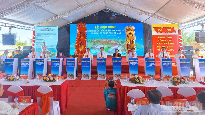 Nguyên lãnh đạo Đảng, Nhà nước, lãnh đạo tỉnh Cà Mau và các đơn vị thi công, tài trợ thực hiện nghi thức khởi công.