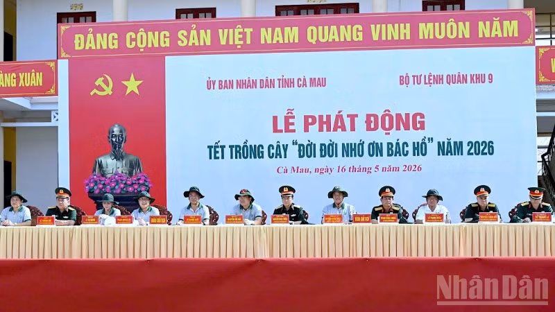 Lãnh đạo cấp ủy, chính quyền tỉnh Cà Mau và lãnh đạo Quân khu 9 tham dự lễ phát động Tết trồng cây tại điểm cầu phường An Xuyên, tỉnh Cà Mau.