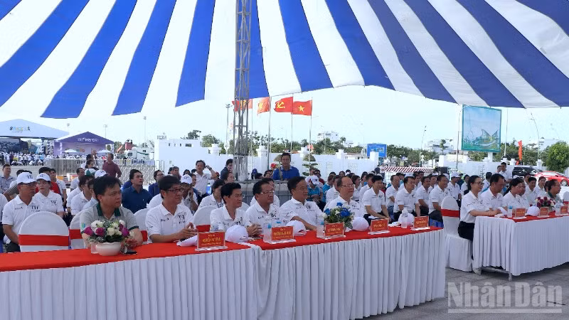 Các đồng chí lãnh đạo tỉnh Cà Mau cùng đông đảo đại biểu tham dự Lễ phát động quyên góp xây nhà cho người nghèo vào sáng 16/5.