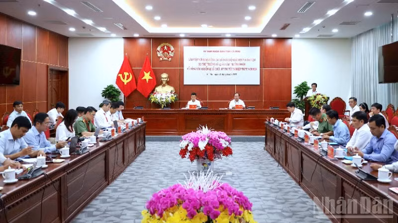 Quang cảnh buổi làm việc của Bộ Giáo dục và Đào tạo tại Cà Mau vào sáng 1/6.