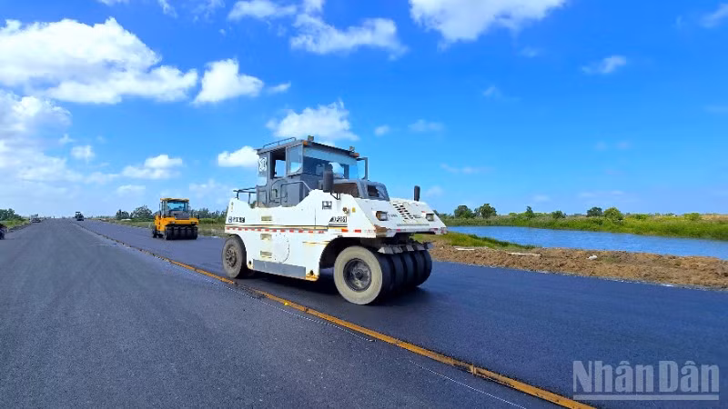 Cao tốc Cần Thơ-Cà Mau giai đoạn về đích vào những ngày giữa tháng 12/2025.