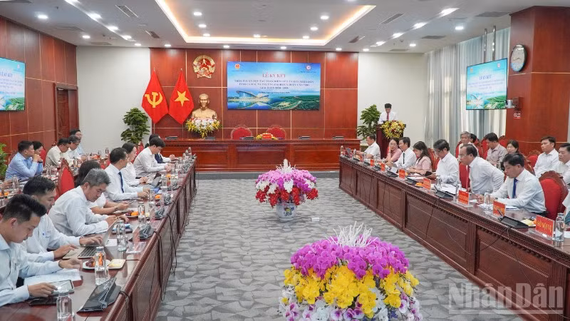 Quang cảnh buổi lễ ký kết hợp tác toàn diện giữa Cà Mau và Trường đại học Y Dược Cần Thơ.