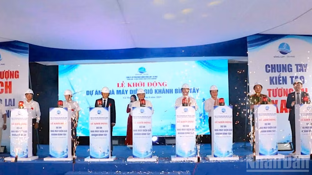 Lãnh đạo tỉnh Cà Mau và chủ đầu tư thực hiện nghi thức khởi động dự án. (Ảnh: HỮU TÙNG)