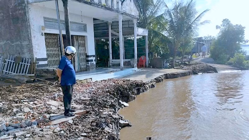 Khu vực sạt lở đất dọc tuyến sông Trại Lưới (thuộc ấp Xẻo Sao, xã Đất Mới) khiến hơn 30m đất bờ sông bị đổ ập xuống nước, đe dọa trực tiếp đến nhà ở của người dân.