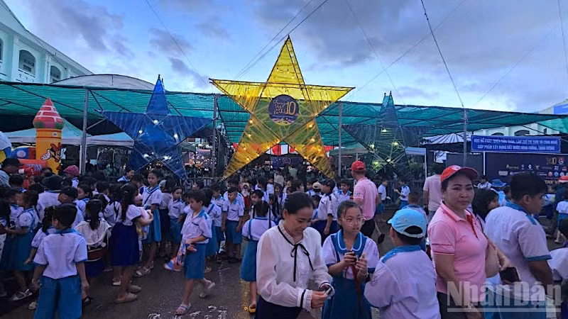 Đông đảo các em thiếu nhi đến tham gia và chung vui cùng chương trình "Chung tay vì tụi nhỏ" tại miền biển Gành Hào.