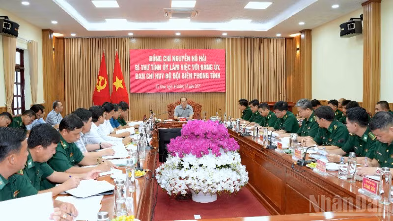Đoàn công tác của Tỉnh ủy làm việc với Ban Chỉ huy Bộ đội biên phòng Cà Mau. 