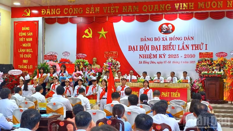 Đại diện các cháu thiếu nhi chúc mừng Đại hội đại biểu lần thứ nhất Đảng bộ xã Hồng Dân, nhiệm kỳ 2025-2030.