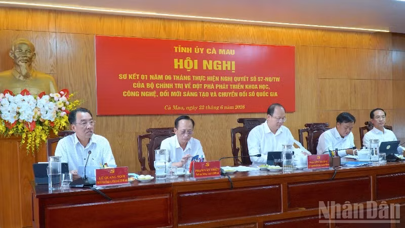 Các đồng chí Thường trực Tỉnh ủy Cà Mau chủ trì hội nghị.