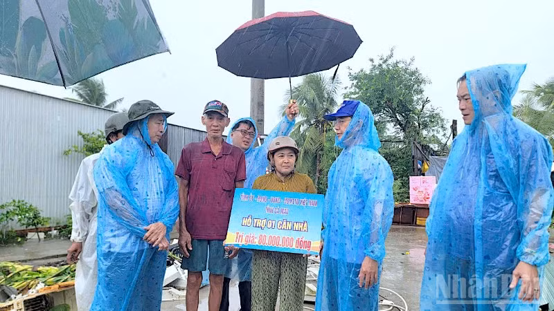 Đoàn công tác của Ủy ban Mặt trận Tổ quốc Việt Nam tỉnh Cà Mau trao hỗ trợ bước đầu cho hộ dân bị ảnh hưởng bởi thiên tai trên địa bàn xã Khánh Bình.