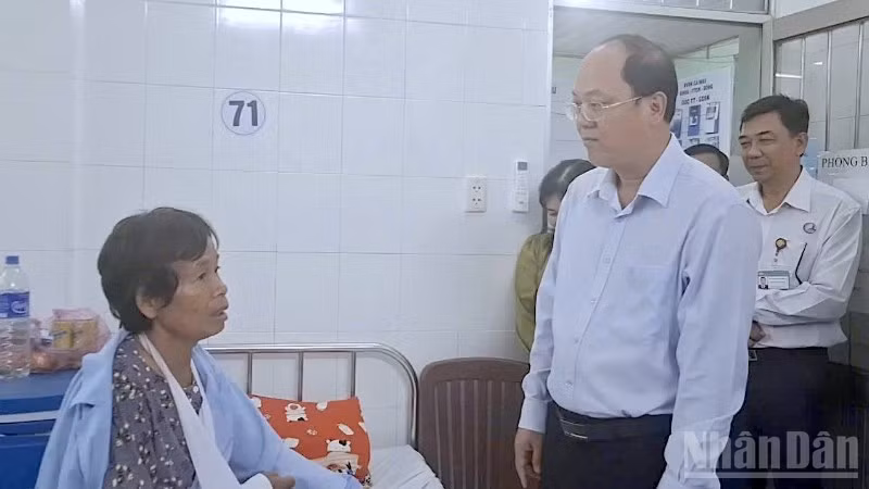 Đồng chí Nguyễn Hồ Hải, Ủy viên Trung ương Đảng, Bí thư Tỉnh ủy Cà Mau (thứ 2 từ trái qua) lắng nghe nguyện vọng của bà Nguyễn Thị Bình đang điều trị tại bệnh viện.