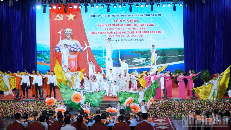 Văn nghệ chào mừng lễ kỷ niệm tại Cà Mau.